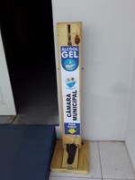 Câmara Municipal de José de Freitas instala totem com álcool em gel 70% na entrada do prédio